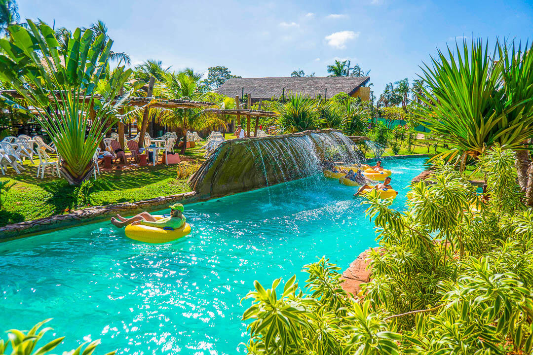 Família feliz em resort - Entre em contato conosco