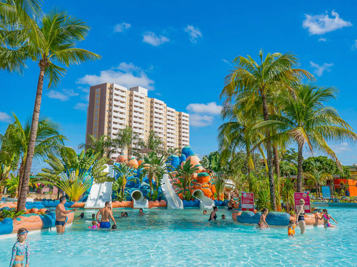 Família feliz em resort - Depoimentos de clientes